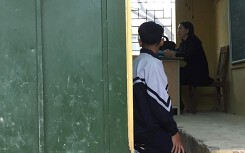 Đình chỉ công tác 1 tuần với giáo viên bắt học sinh quỳ trong giờ học