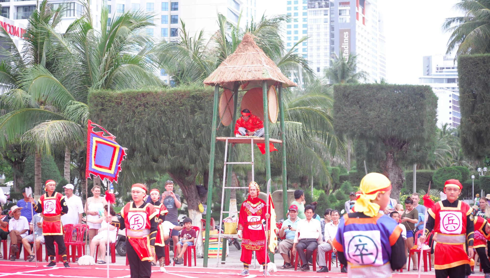 Những pha biểu diễn võ thuật đẹp mắt tại giải đấu cờ người Festival Biển 2019 - Ảnh 6. Những pha biểu diễn võ thuật đẹp mắt tại giải đấu cờ người Festival Biển 2019 - Ảnh 6.