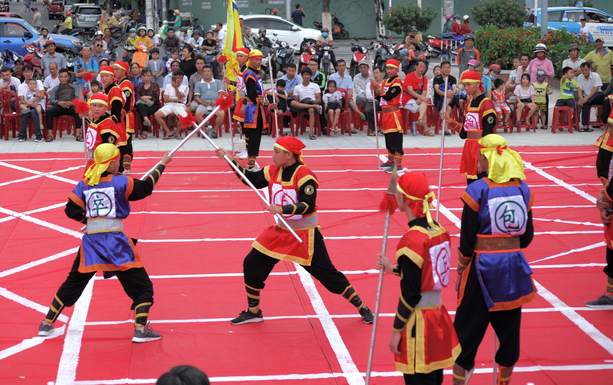 Những pha biểu diễn võ thuật đẹp mắt tại giải đấu cờ người Festival Biển 2019 - Ảnh 11. Những pha biểu diễn võ thuật đẹp mắt tại giải đấu cờ người Festival Biển 2019 - Ảnh 11.