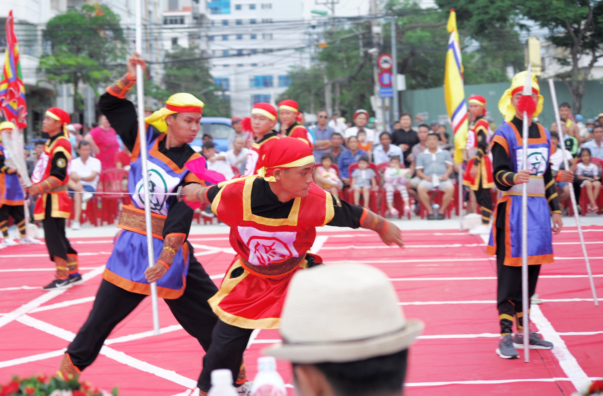 Những pha biểu diễn võ thuật đẹp mắt tại giải đấu cờ người Festival Biển 2019 - Ảnh 12. Những pha biểu diễn võ thuật đẹp mắt tại giải đấu cờ người Festival Biển 2019 - Ảnh 12.