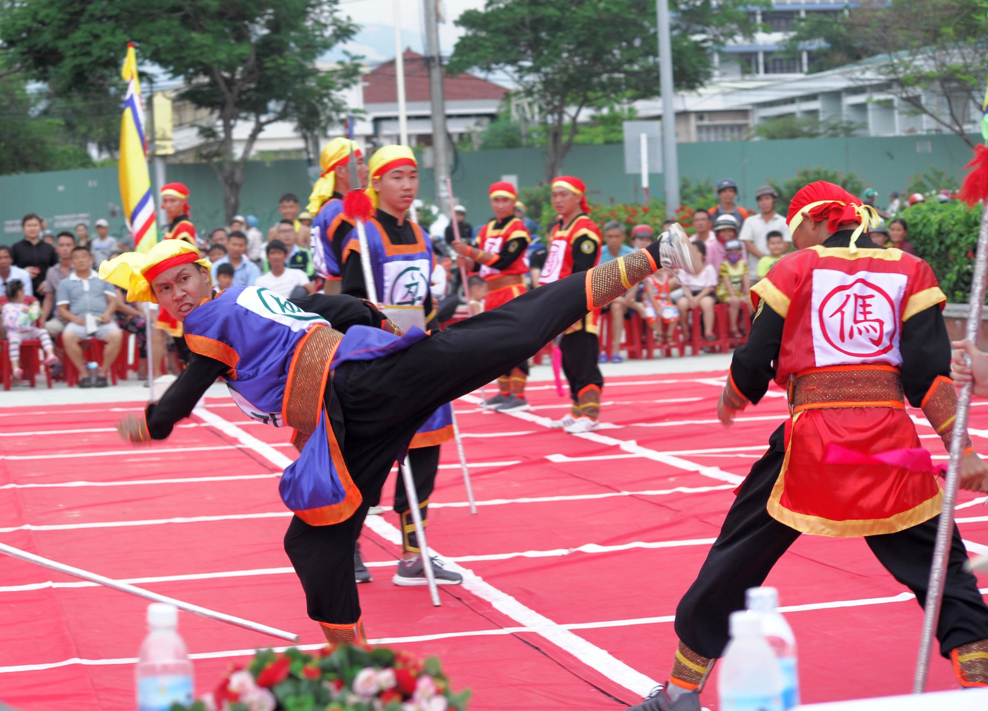 Những pha biểu diễn võ thuật đẹp mắt tại giải đấu cờ người Festival Biển 2019 - Ảnh 7. Những pha biểu diễn võ thuật đẹp mắt tại giải đấu cờ người Festival Biển 2019 - Ảnh 7.