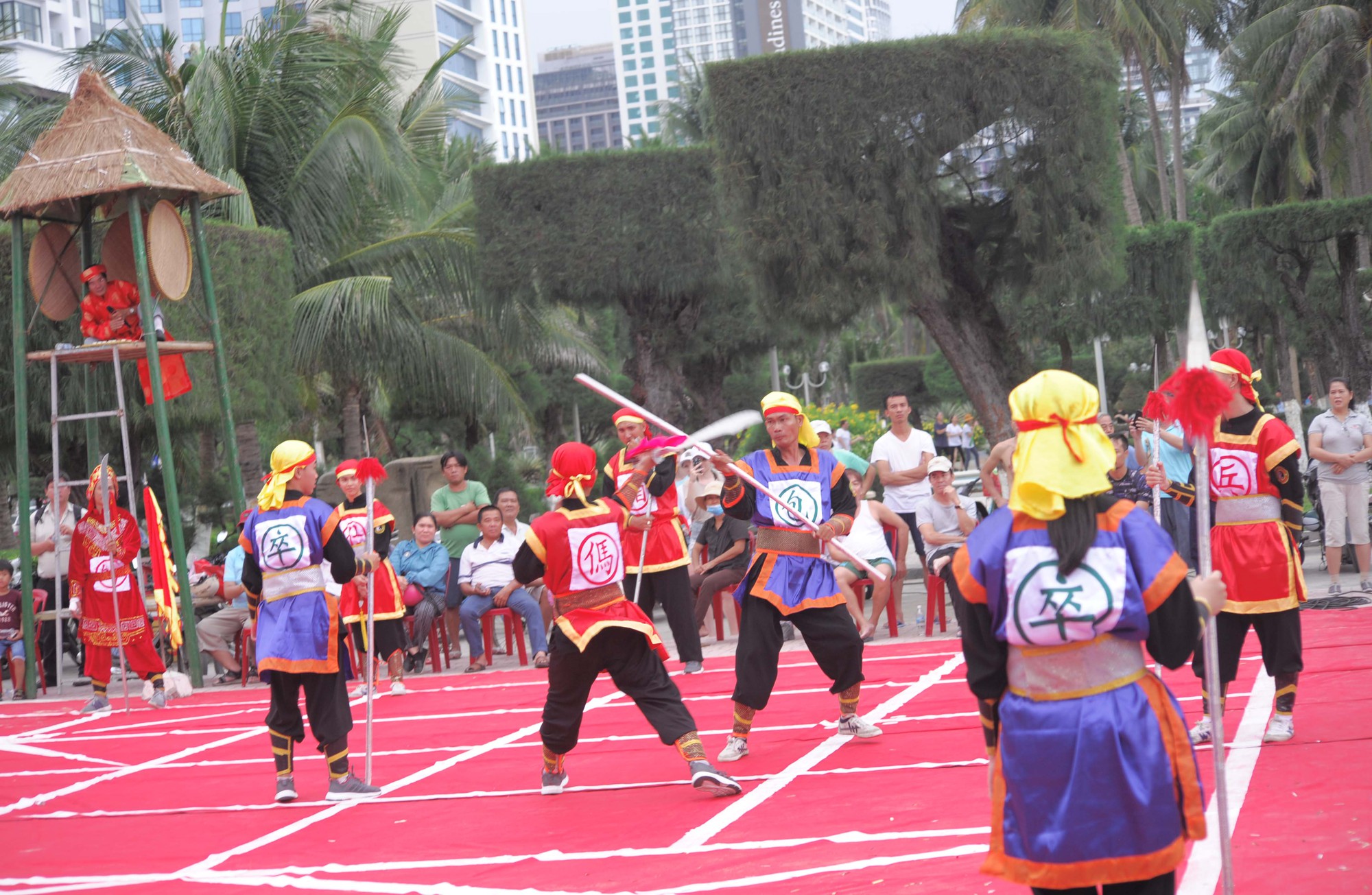 Những pha biểu diễn võ thuật đẹp mắt tại giải đấu cờ người Festival Biển 2019 - Ảnh 9. Những pha biểu diễn võ thuật đẹp mắt tại giải đấu cờ người Festival Biển 2019 - Ảnh 9.