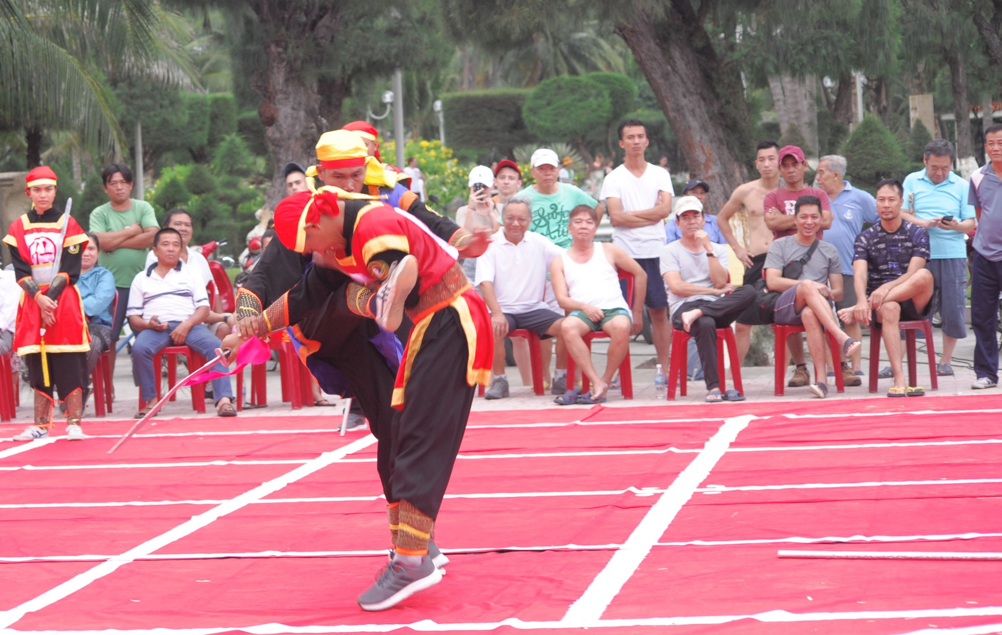 Những pha biểu diễn võ thuật đẹp mắt tại giải đấu cờ người Festival Biển 2019 - Ảnh 13. Những pha biểu diễn võ thuật đẹp mắt tại giải đấu cờ người Festival Biển 2019 - Ảnh 13.