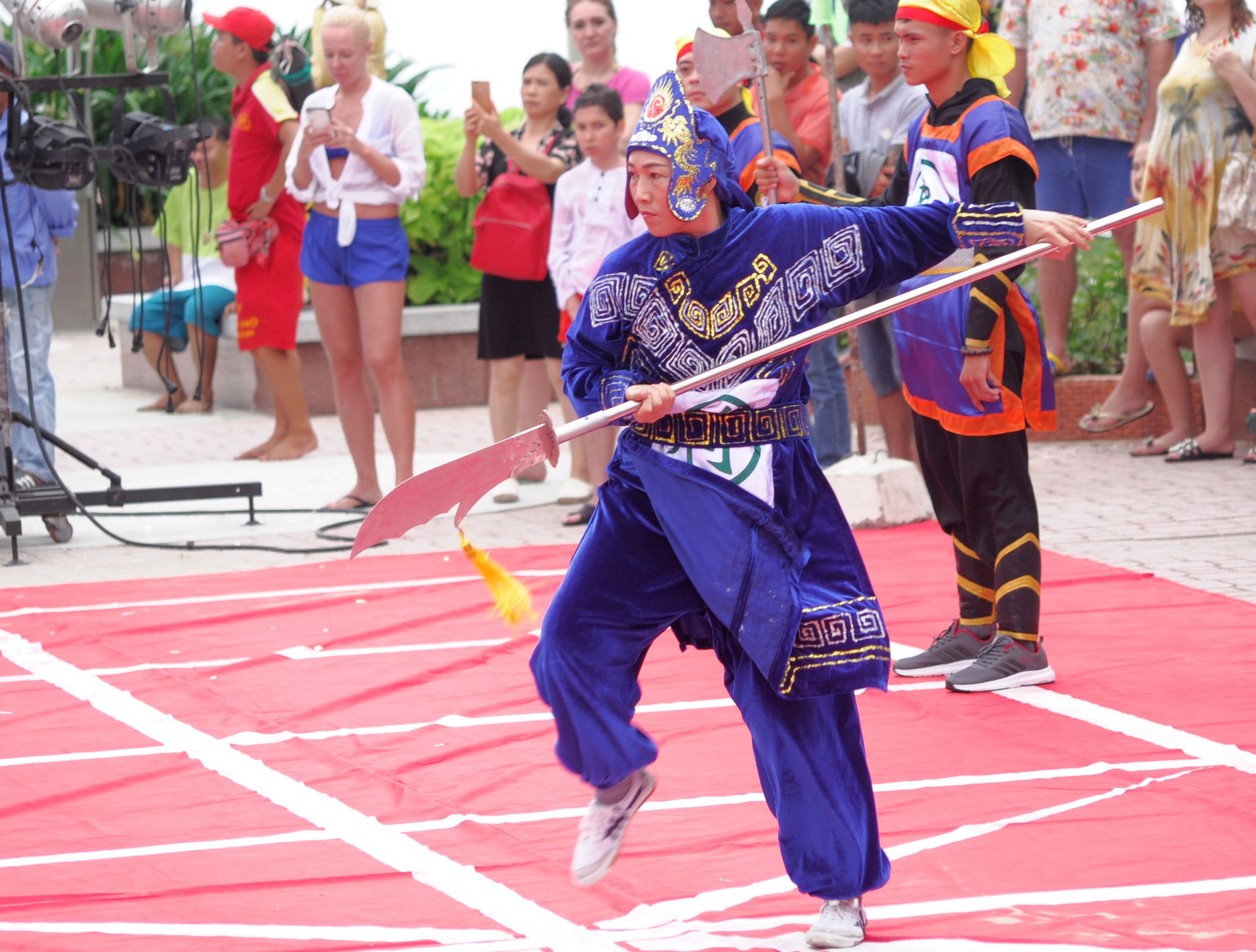 Những pha biểu diễn võ thuật đẹp mắt tại giải đấu cờ người Festival Biển 2019 - Ảnh 14. Những pha biểu diễn võ thuật đẹp mắt tại giải đấu cờ người Festival Biển 2019 - Ảnh 14.