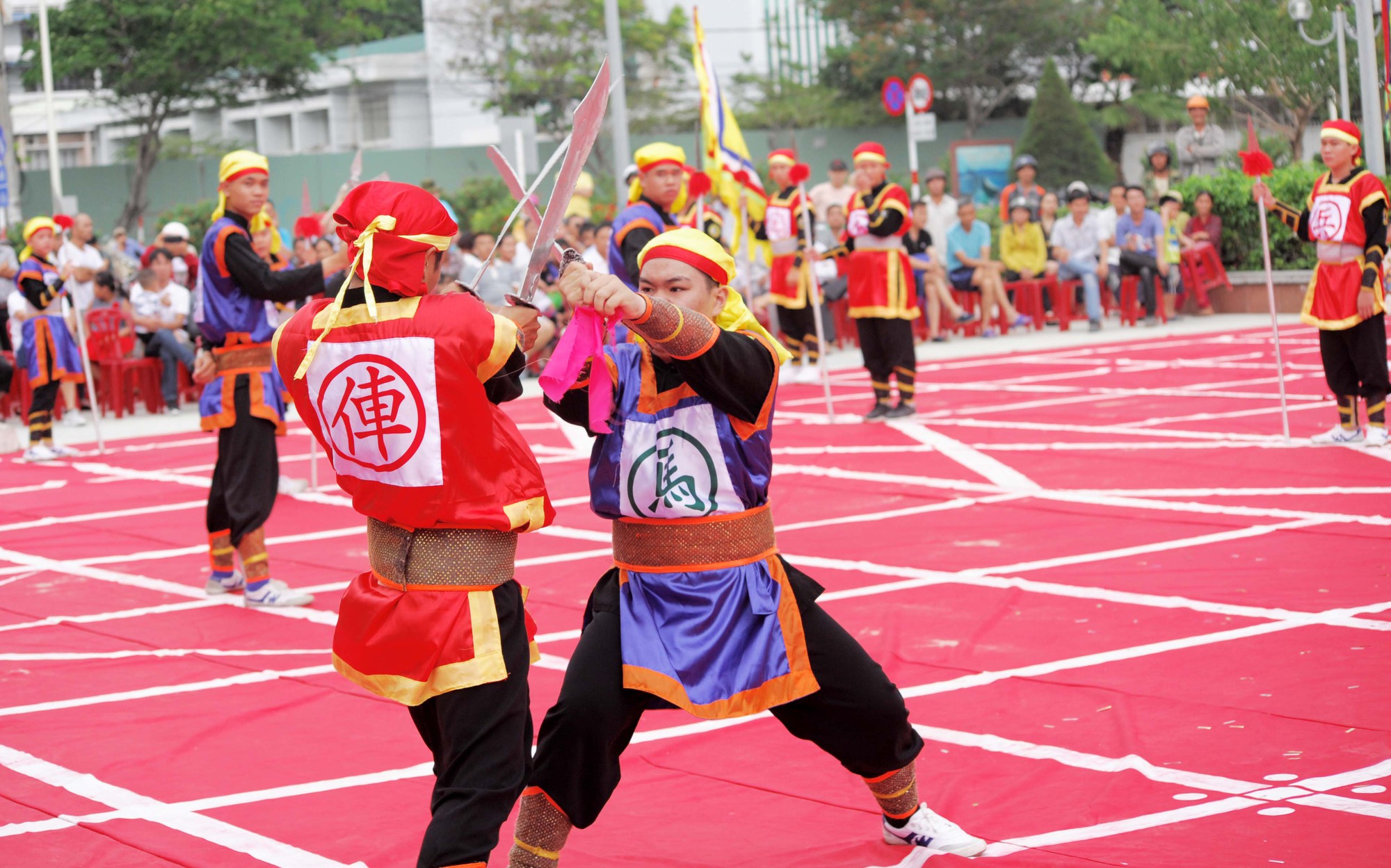 Những pha biểu diễn võ thuật đẹp mắt tại giải đấu cờ người Festival Biển 2019 - Ảnh 8. Những pha biểu diễn võ thuật đẹp mắt tại giải đấu cờ người Festival Biển 2019 - Ảnh 8.