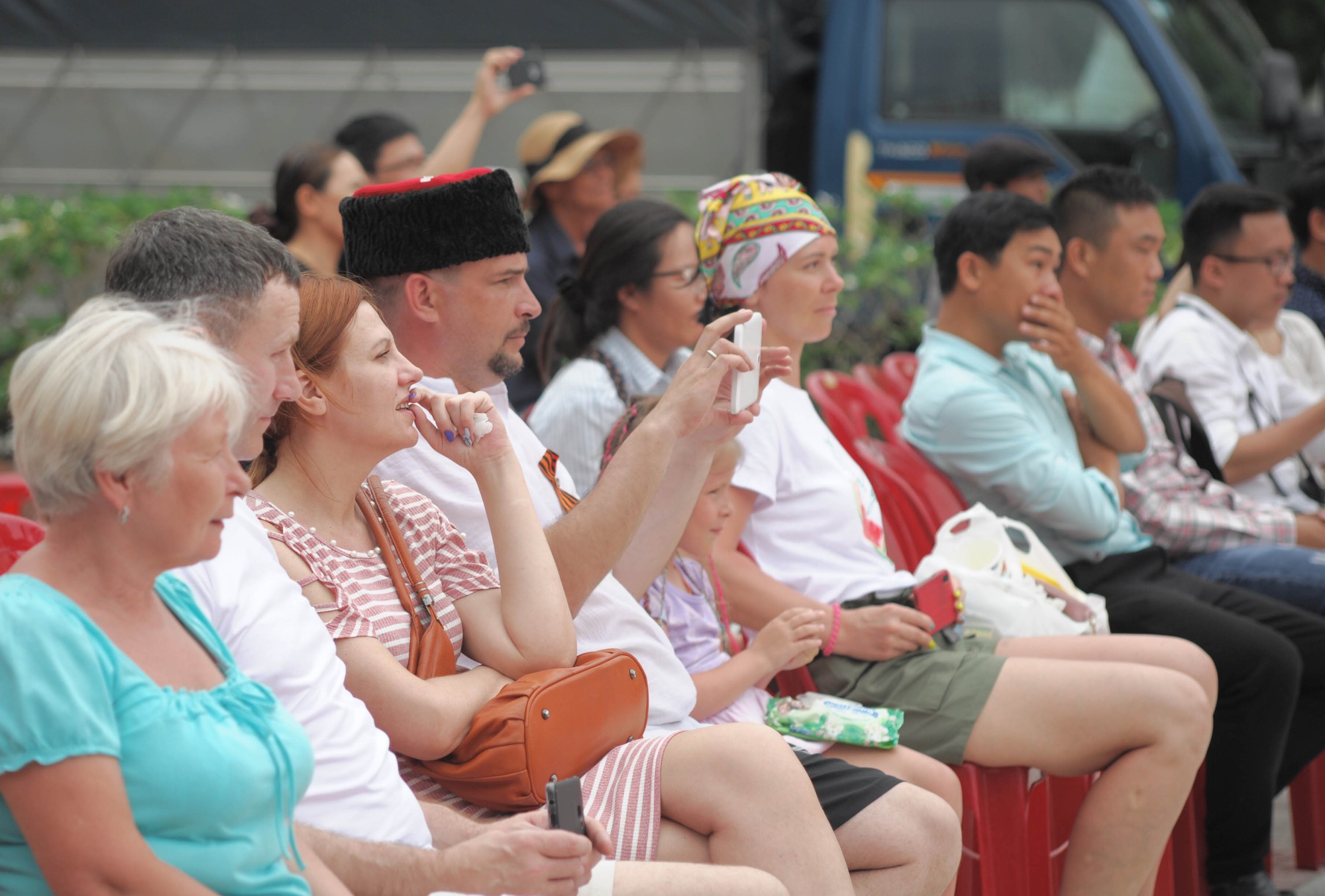 Những pha biểu diễn võ thuật đẹp mắt tại giải đấu cờ người Festival Biển 2019 - Ảnh 15. Những pha biểu diễn võ thuật đẹp mắt tại giải đấu cờ người Festival Biển 2019 - Ảnh 15.