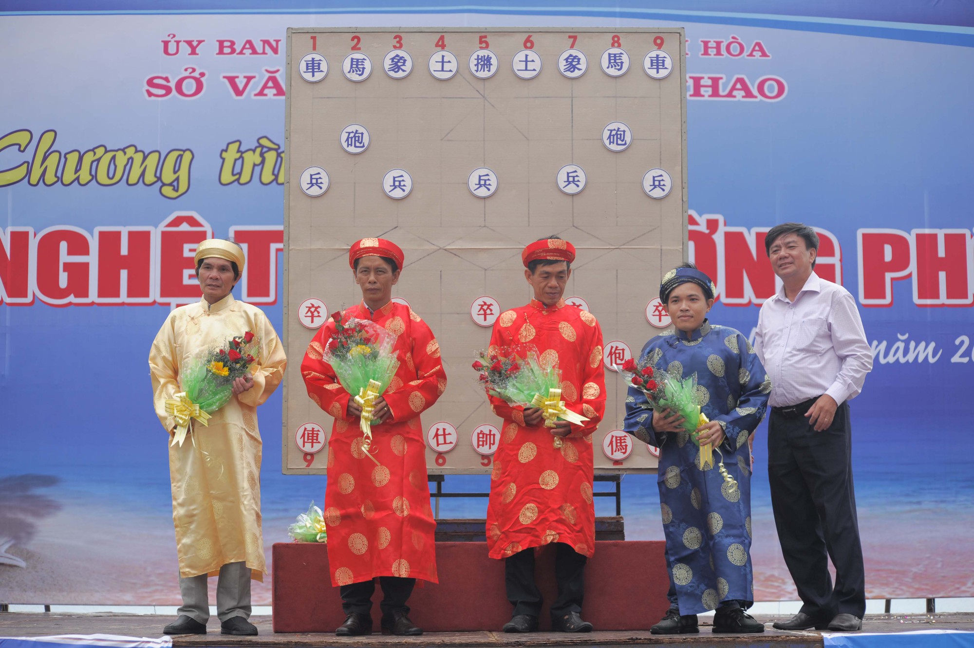 Những pha biểu diễn võ thuật đẹp mắt tại giải đấu cờ người Festival Biển 2019 - Ảnh 1. Những pha biểu diễn võ thuật đẹp mắt tại giải đấu cờ người Festival Biển 2019 - Ảnh 1.