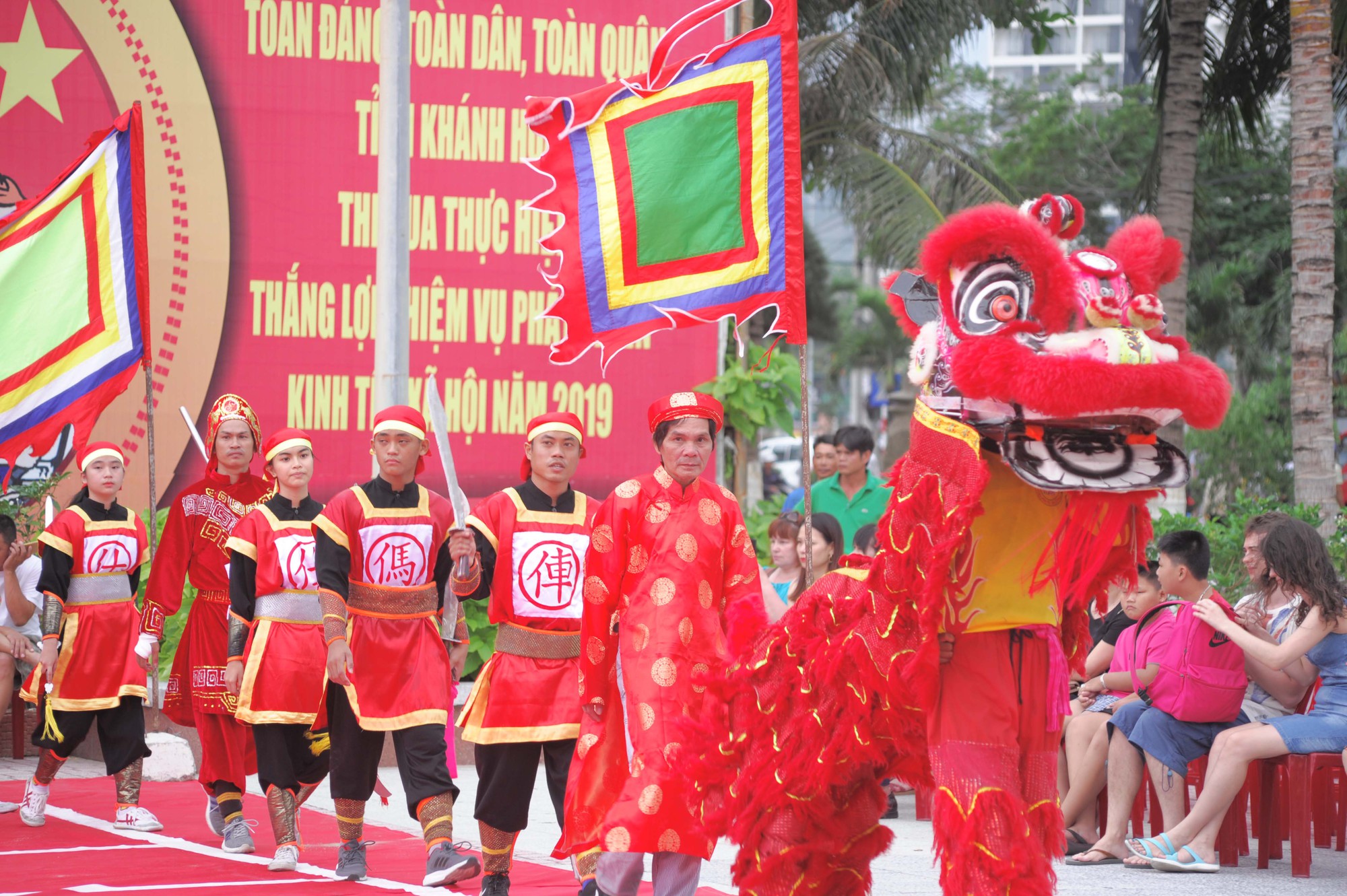 Những pha biểu diễn võ thuật đẹp mắt tại giải đấu cờ người Festival Biển 2019 - Ảnh 2. Những pha biểu diễn võ thuật đẹp mắt tại giải đấu cờ người Festival Biển 2019 - Ảnh 2.