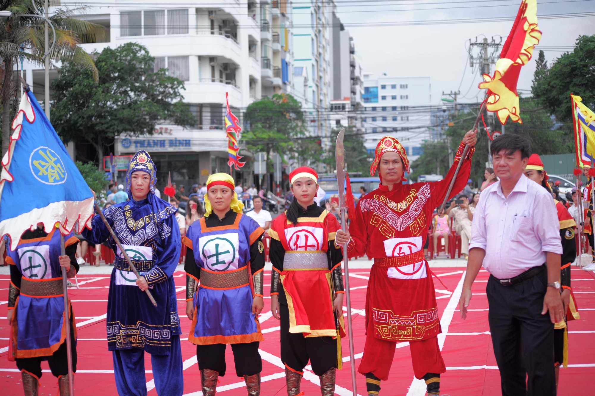 Những pha biểu diễn võ thuật đẹp mắt tại giải đấu cờ người Festival Biển 2019 - Ảnh 3. Những pha biểu diễn võ thuật đẹp mắt tại giải đấu cờ người Festival Biển 2019 - Ảnh 3.