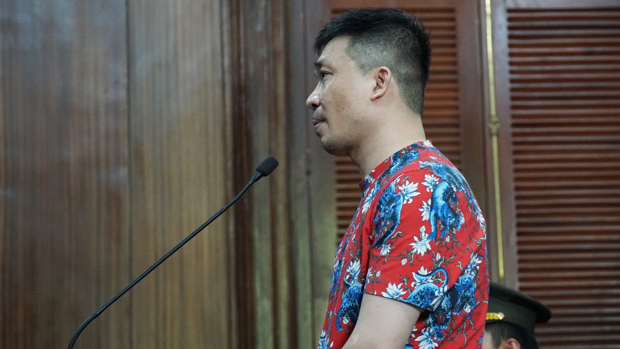 Cảm xúc đối lập của các bị cáo trong phiên xử Văn Kính Dương và người tình Ngọc Miu - Ảnh 2. Cảm xúc đối lập của các bị cáo trong phiên xử Văn Kính Dương và người tình Ngọc Miu - Ảnh 2.