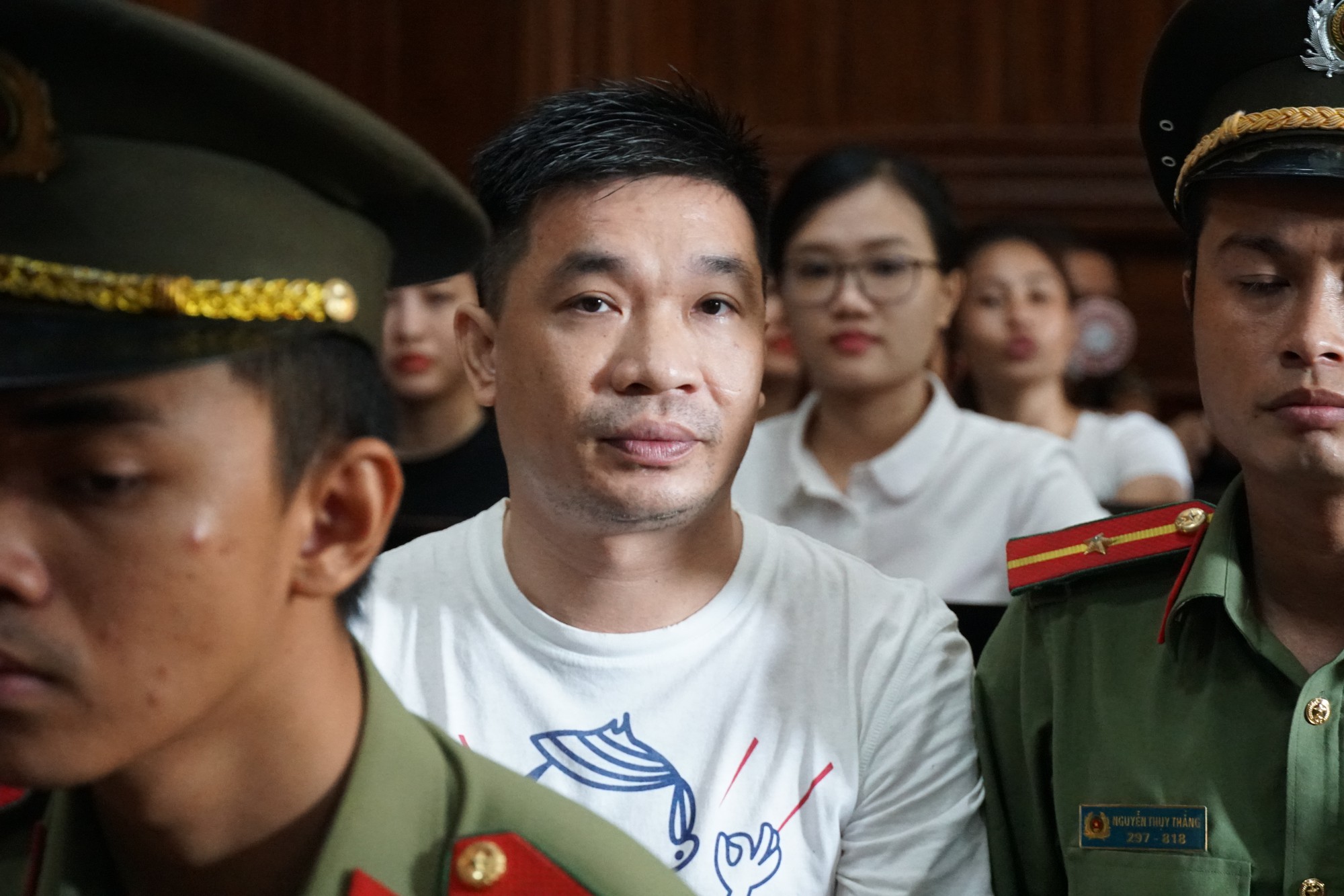 Cảm xúc đối lập của các bị cáo trong phiên xử Văn Kính Dương và người tình Ngọc Miu - Ảnh 1. Cảm xúc đối lập của các bị cáo trong phiên xử Văn Kính Dương và người tình Ngọc Miu - Ảnh 1.