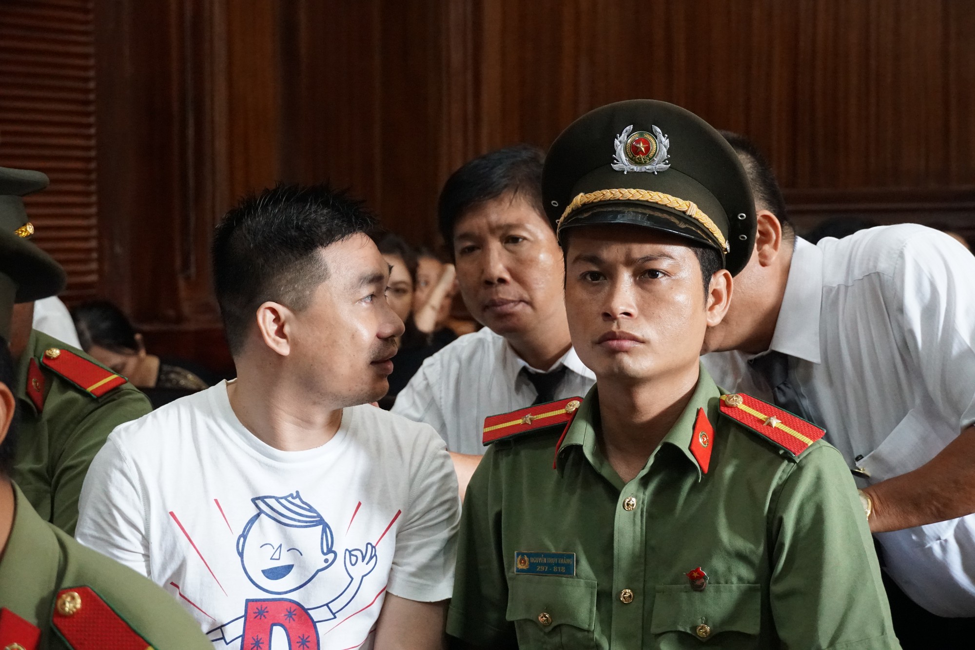 Cảm xúc đối lập của các bị cáo trong phiên xử Văn Kính Dương và người tình Ngọc Miu - Ảnh 3. Cảm xúc đối lập của các bị cáo trong phiên xử Văn Kính Dương và người tình Ngọc Miu - Ảnh 3.
