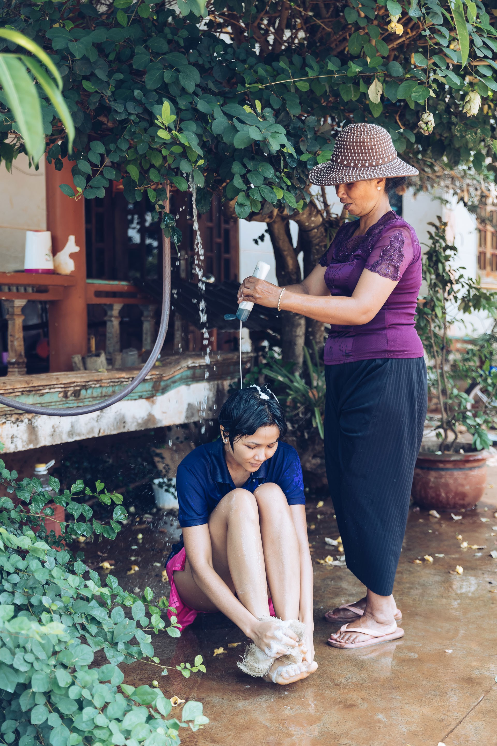 Dù đã là Hoa hậu, HHen Niê vẫn thích được mẹ tắm như thế này mỗi khi trở về nhà - Ảnh 2. Dù đã là Hoa hậu, HHen Niê vẫn thích được mẹ tắm như thế này mỗi khi trở về nhà - Ảnh 2.