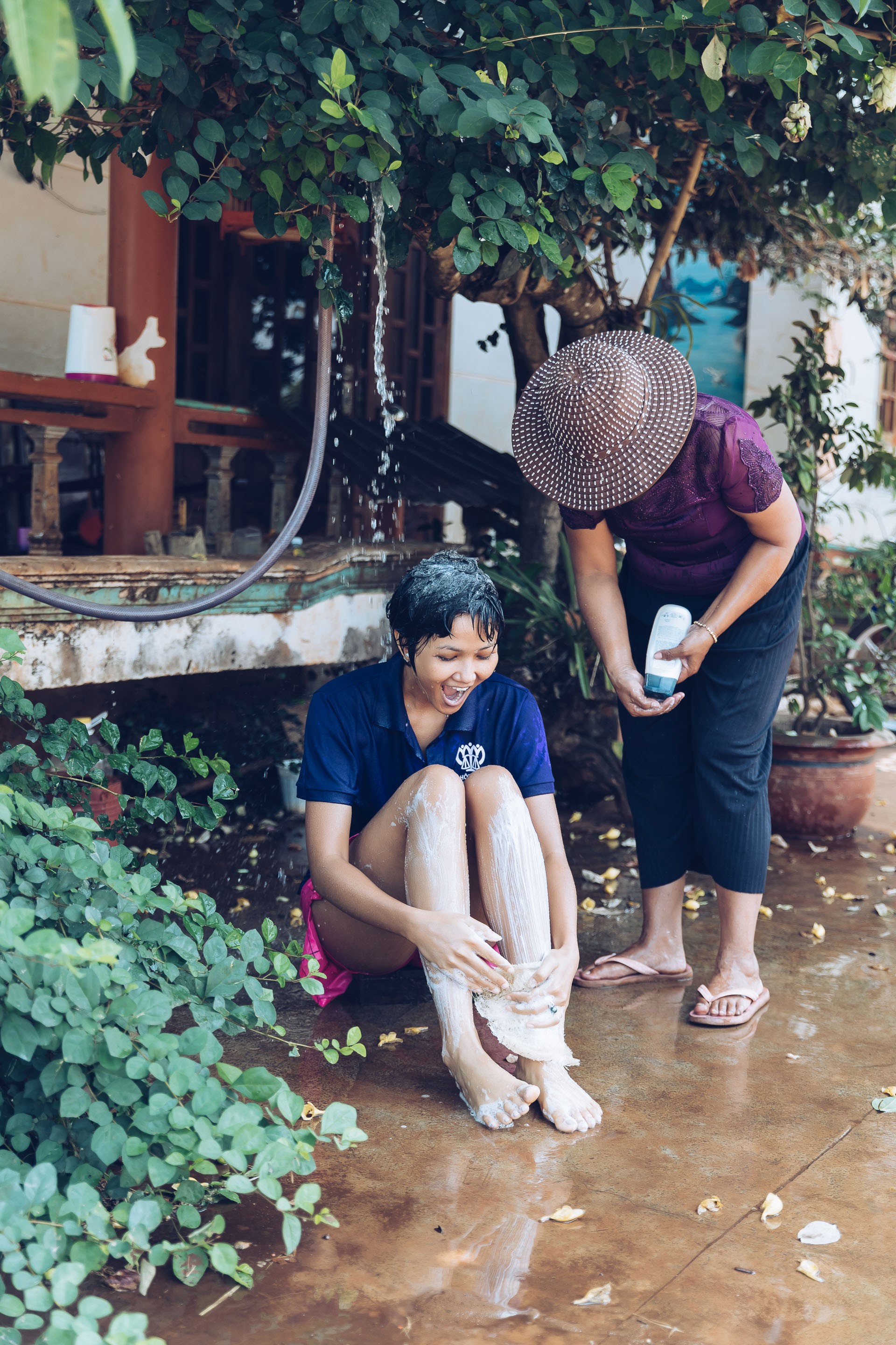 Dù đã là Hoa hậu, HHen Niê vẫn thích được mẹ tắm như thế này mỗi khi trở về nhà - Ảnh 4. Dù đã là Hoa hậu, HHen Niê vẫn thích được mẹ tắm như thế này mỗi khi trở về nhà - Ảnh 4.