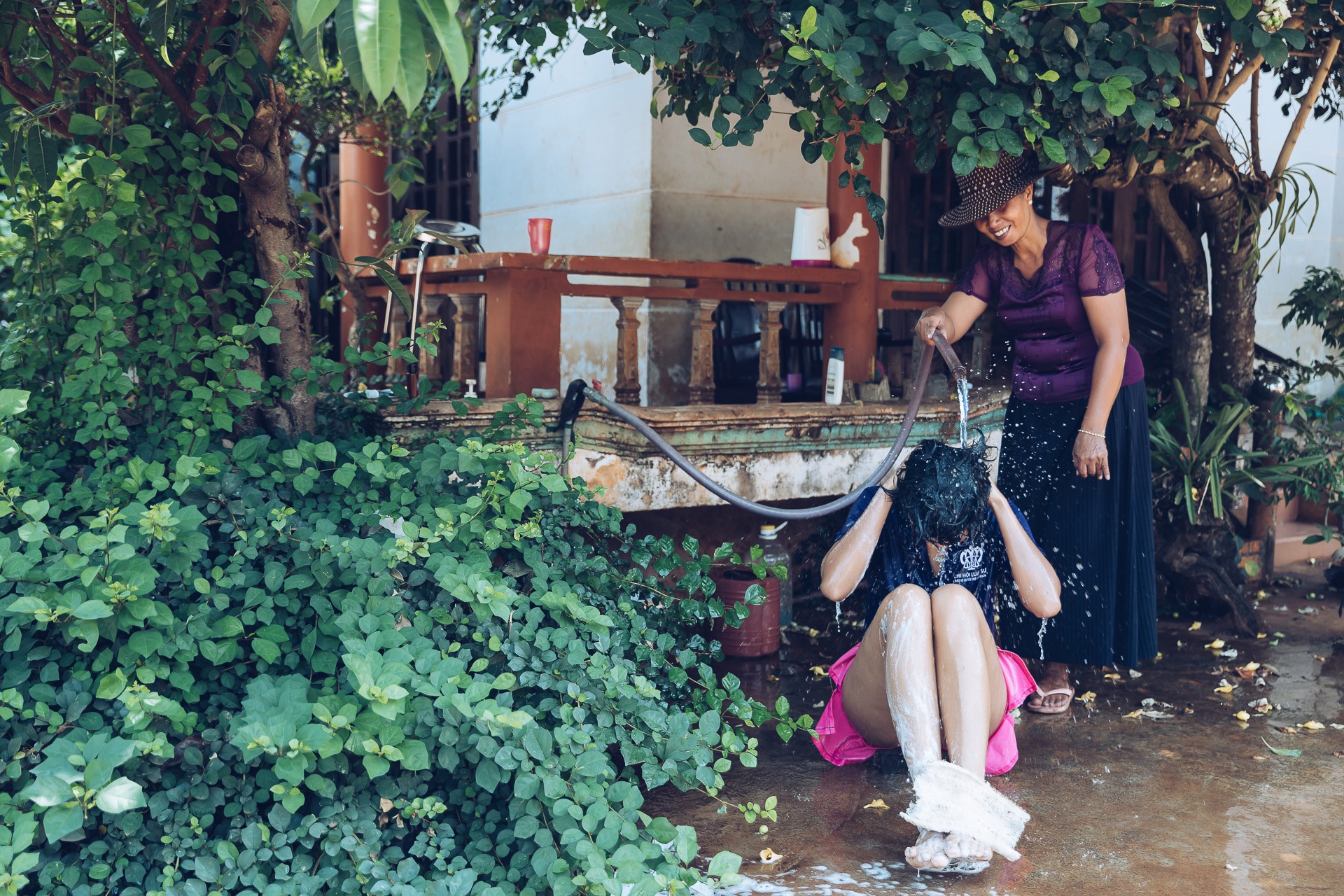 Dù đã là Hoa hậu, HHen Niê vẫn thích được mẹ tắm như thế này mỗi khi trở về nhà - Ảnh 5. Dù đã là Hoa hậu, HHen Niê vẫn thích được mẹ tắm như thế này mỗi khi trở về nhà - Ảnh 5.