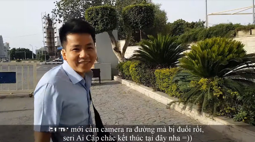 Khoa Pug bị lực lương an ninh đuổi đi khi vừa bước chân xuống Ấn Độ  - Ảnh 1.