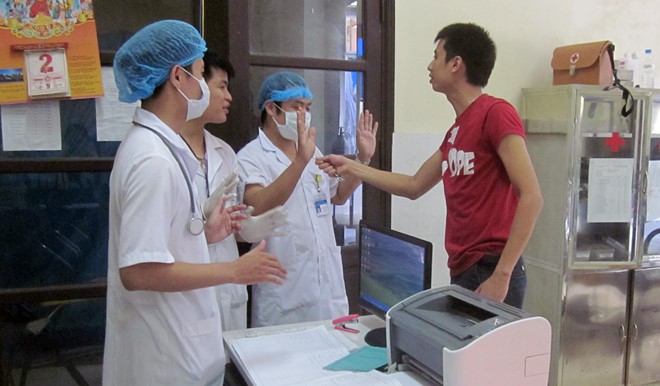 Khởi tố nhóm người đánh bác sỹ tại bệnh viện ở Nghệ An - Ảnh 1. Khởi tố nhóm người đánh bác sỹ tại bệnh viện ở Nghệ An - Ảnh 1.