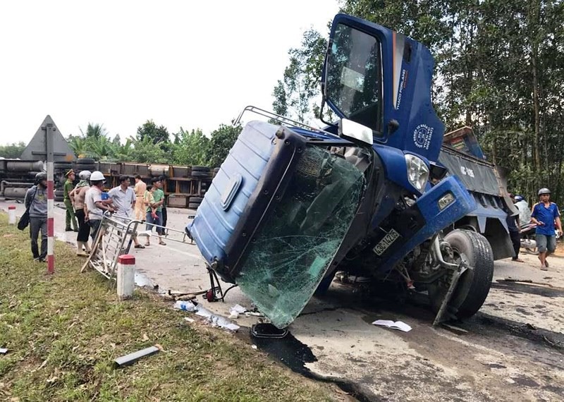 Tai nạn liên hoàn, tuyến huyết mạch Bắc –Nam kẹt cứng - Ảnh 2. Tai nạn liên hoàn, tuyến huyết mạch Bắc –Nam kẹt cứng - Ảnh 2.