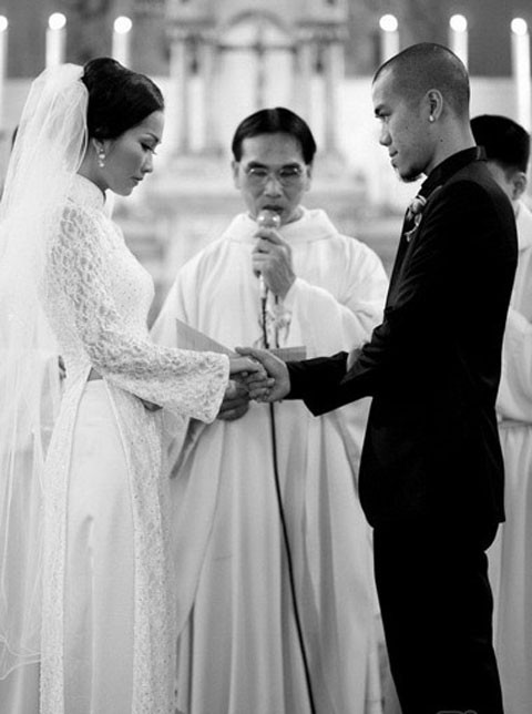 Út Ráng Kim Hiền: Từ nỗi đau bị chồng phản bội sau 2 tháng mặc áo cô dâu tới niềm hạnh phúc tìm thấy hoàng tử của đời mình sau 2 lần đò - Ảnh 1. Út Ráng Kim Hiền: Từ nỗi đau bị chồng phản bội sau 2 tháng mặc áo cô dâu tới niềm hạnh phúc tìm thấy hoàng tử của đời mình sau 2 lần đò - Ảnh 1.
