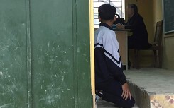 Nam sinh bị cô giáo phạt quỳ gối trong lớp là học sinh hư?