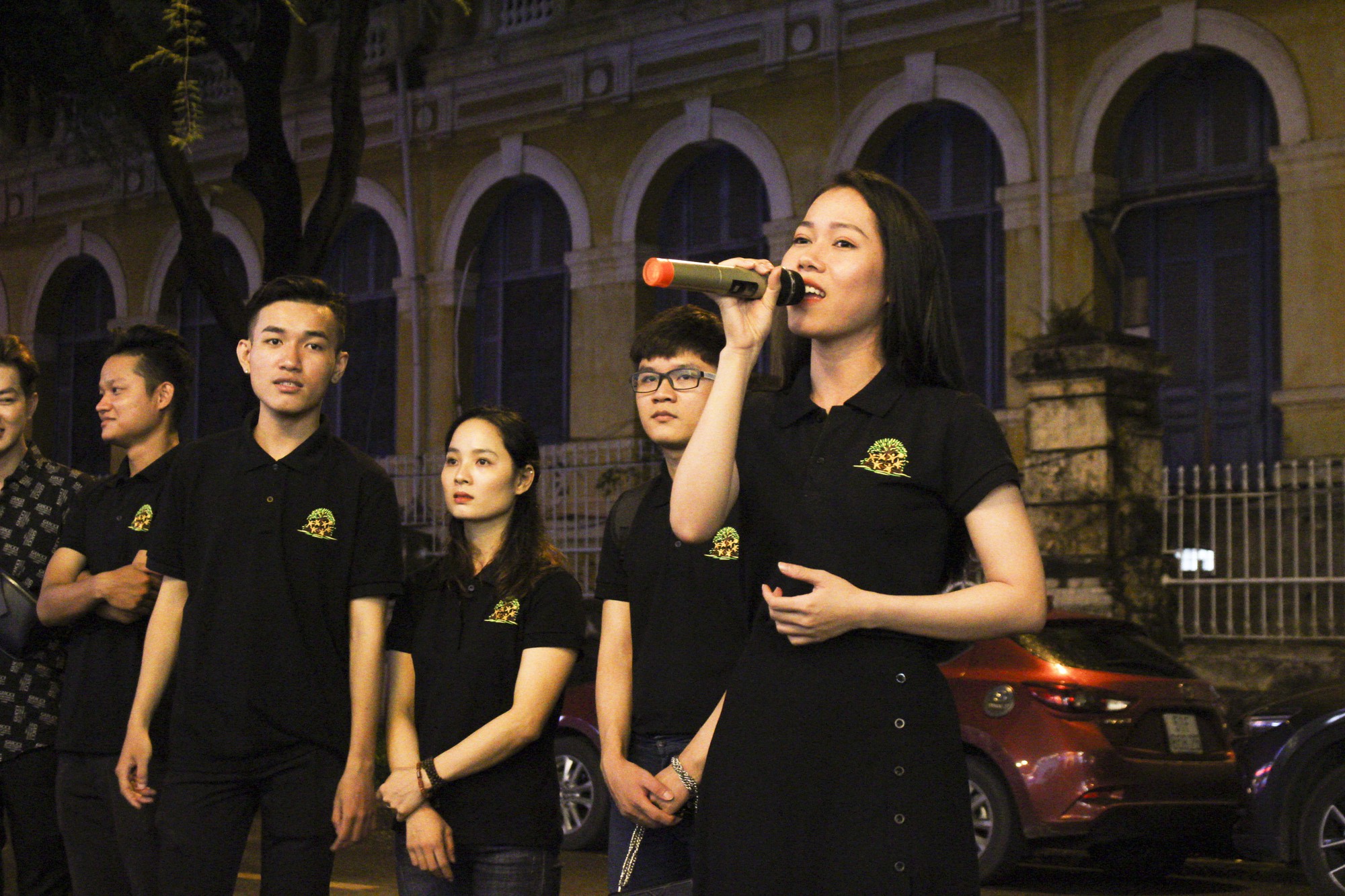 Từ ca sĩ Sao Mai đến đi hát rong từ thiện - Ảnh 1. Từ ca sĩ Sao Mai đến đi hát rong từ thiện - Ảnh 1.
