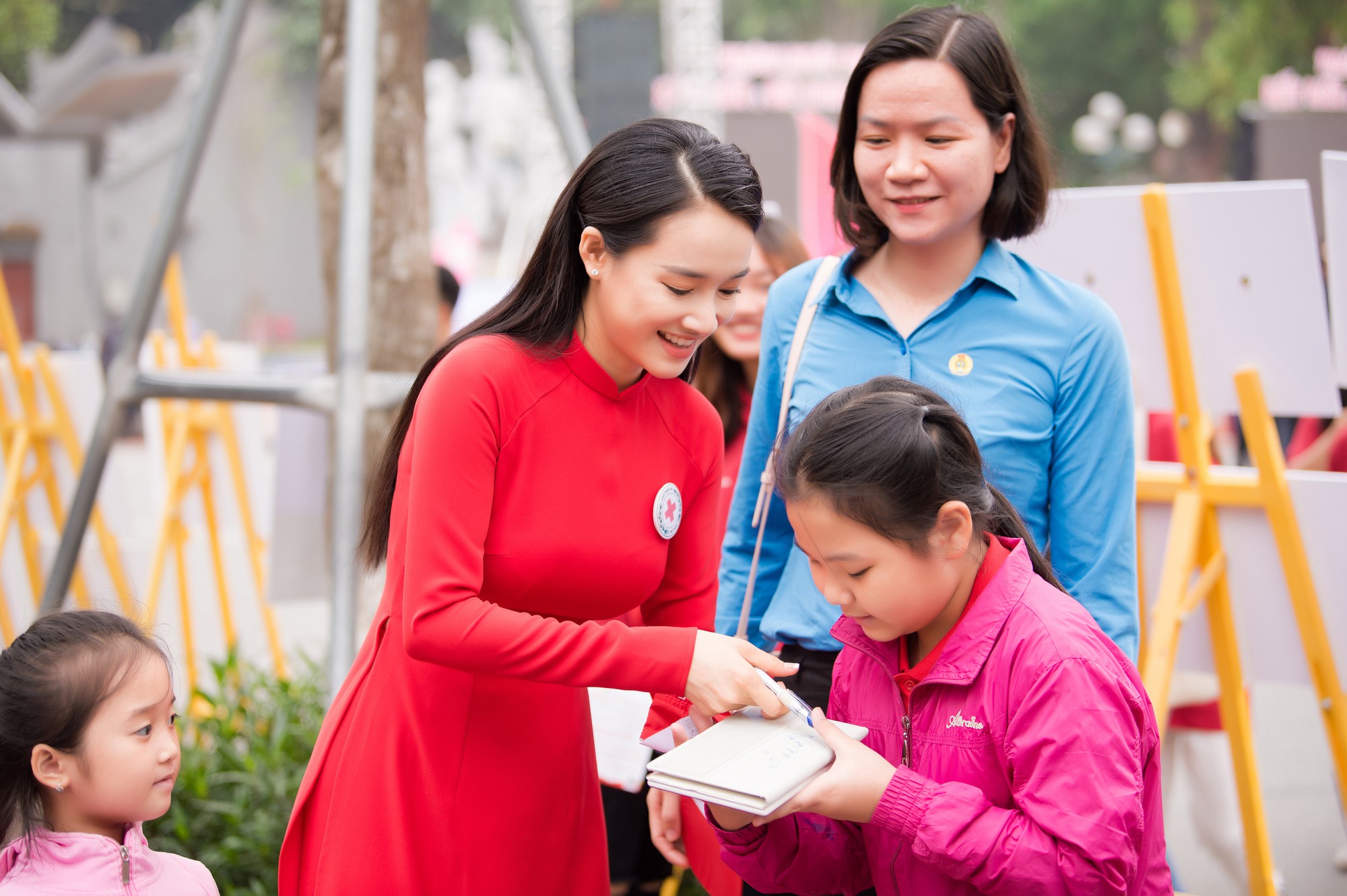 Nhã Phương vinh dự trở thành đại sứ của tháng Nhân đạo Quốc gia - Ảnh 6. Nhã Phương vinh dự trở thành đại sứ của tháng Nhân đạo Quốc gia - Ảnh 6.