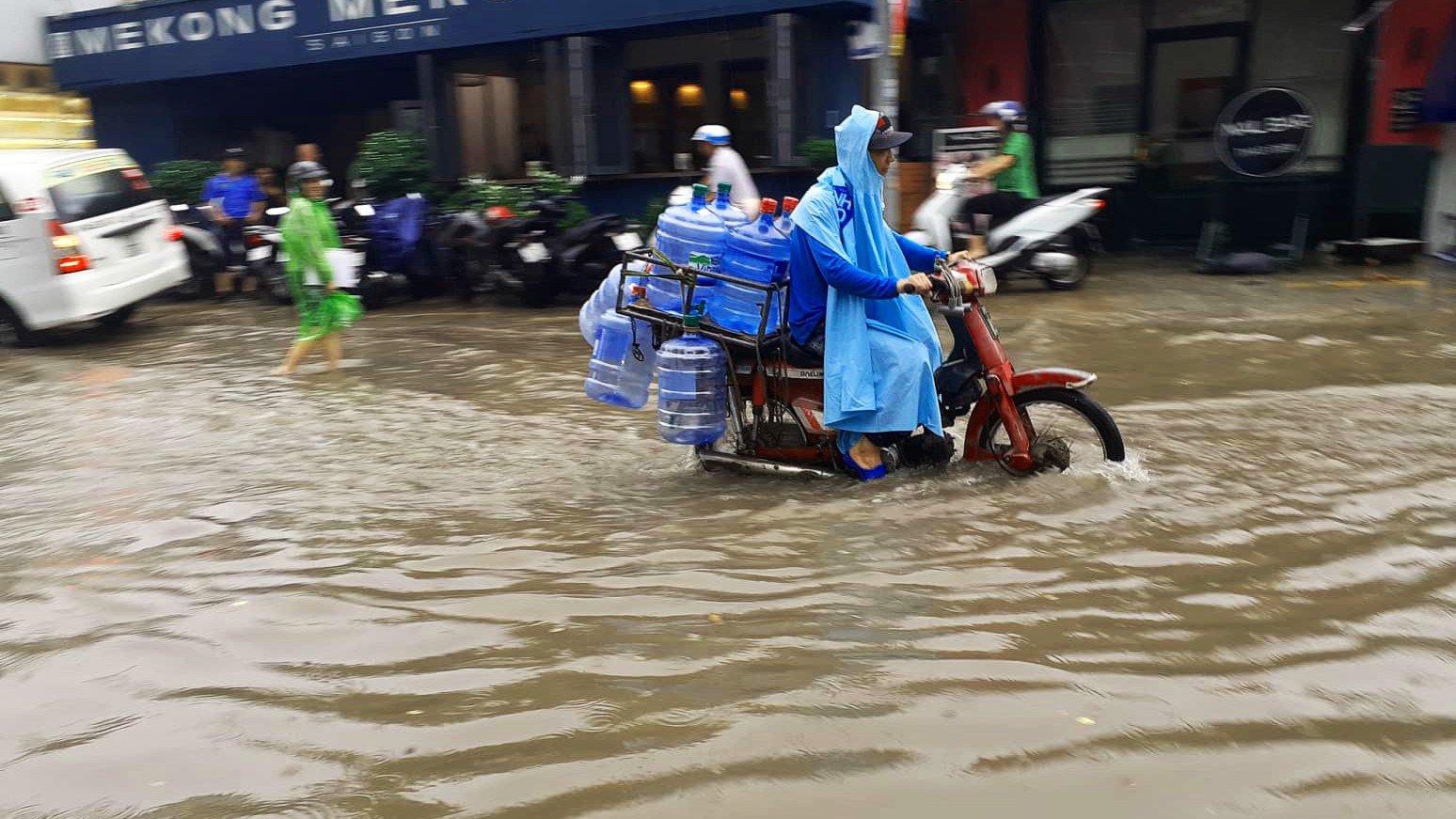 Sài Gòn mưa lớn ngày cuối tuần, đường thành sông, người dân chật vật lội nước về nhà - Ảnh 11.