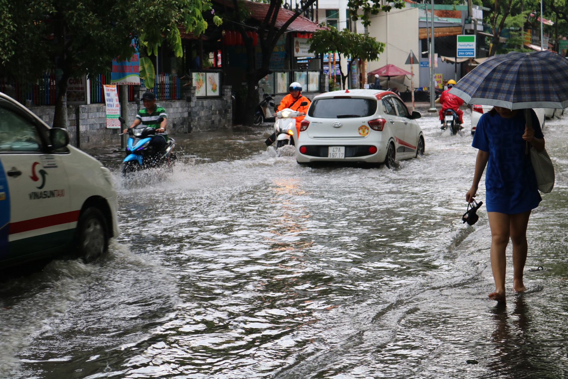Sài Gòn mưa lớn ngày cuối tuần, đường thành sông, người dân chật vật lội nước về nhà - Ảnh 3.