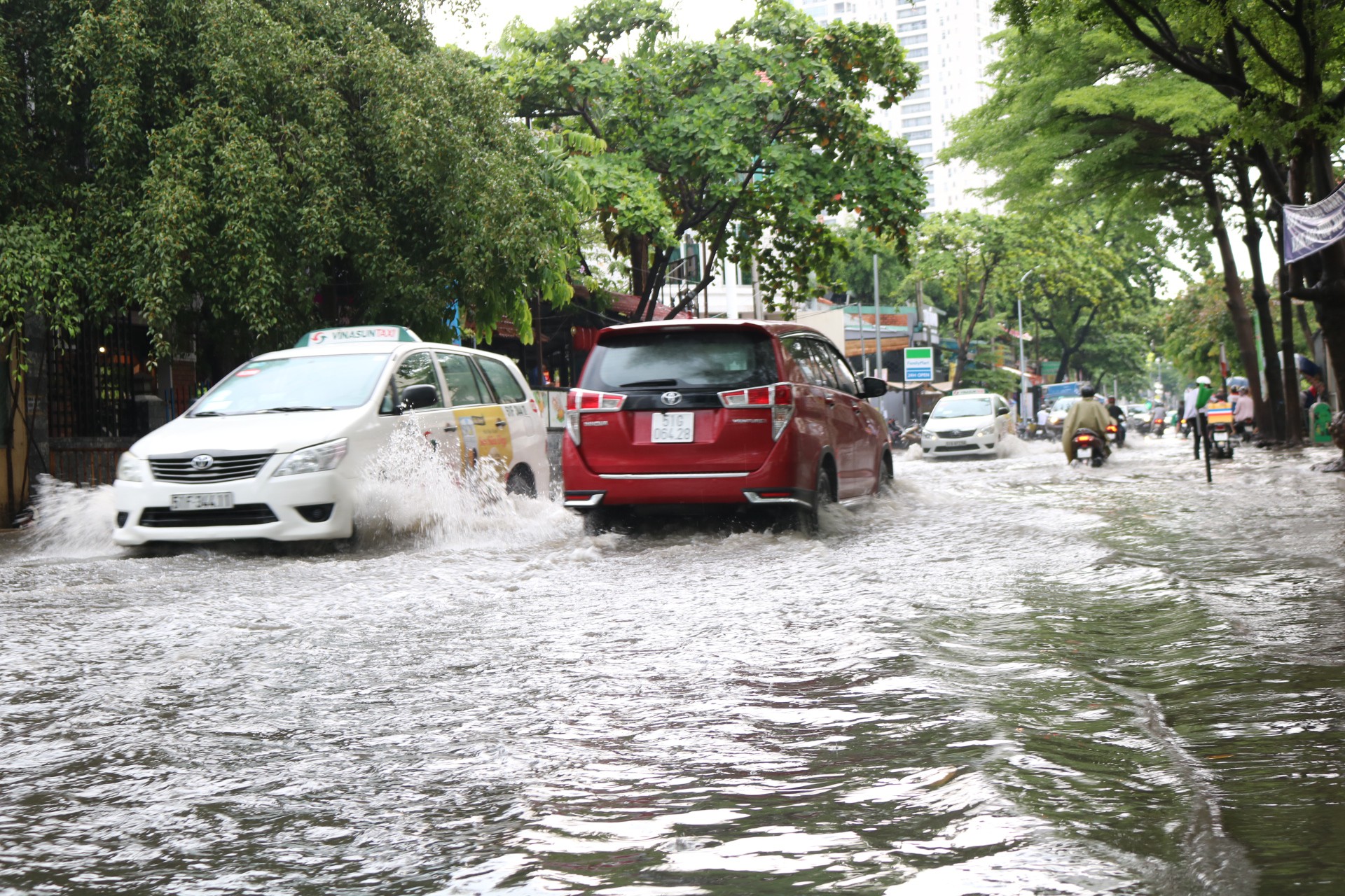 Sài Gòn mưa lớn ngày cuối tuần, đường thành sông, người dân chật vật lội nước về nhà - Ảnh 4.