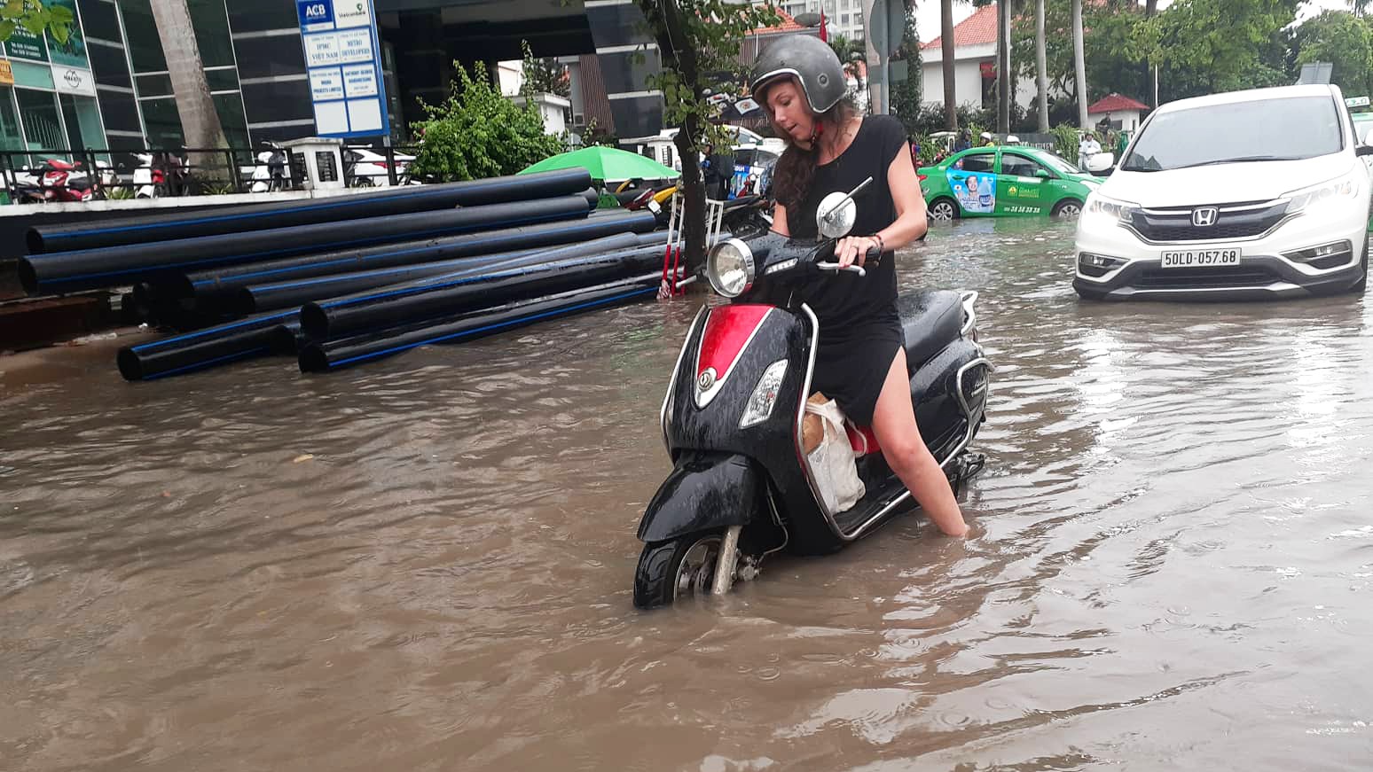 Sài Gòn mưa lớn ngày cuối tuần, đường thành sông, người dân chật vật lội nước về nhà - Ảnh 2.