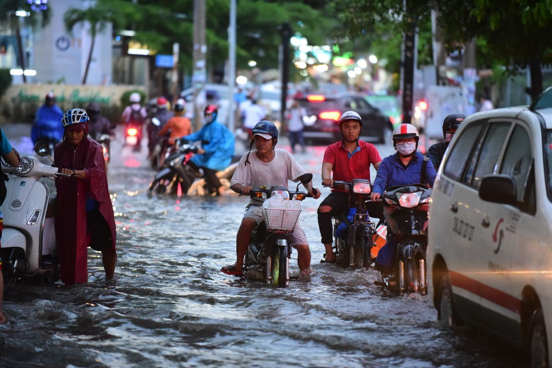 Sài Gòn mưa lớn ngày cuối tuần, đường thành sông, người dân chật vật lội nước về nhà - Ảnh 1.