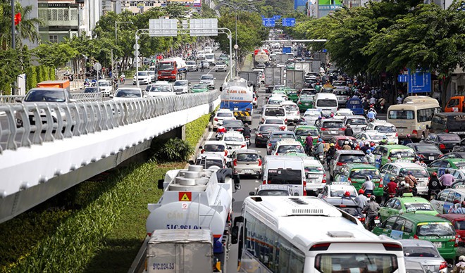 TP HCM: ‘Làn sóng xanh giúp xe từ sân bay về Q.1 không dính đèn đỏ - Ảnh 2. TP HCM: ‘Làn sóng xanh giúp xe từ sân bay về Q.1 không dính đèn đỏ - Ảnh 2.