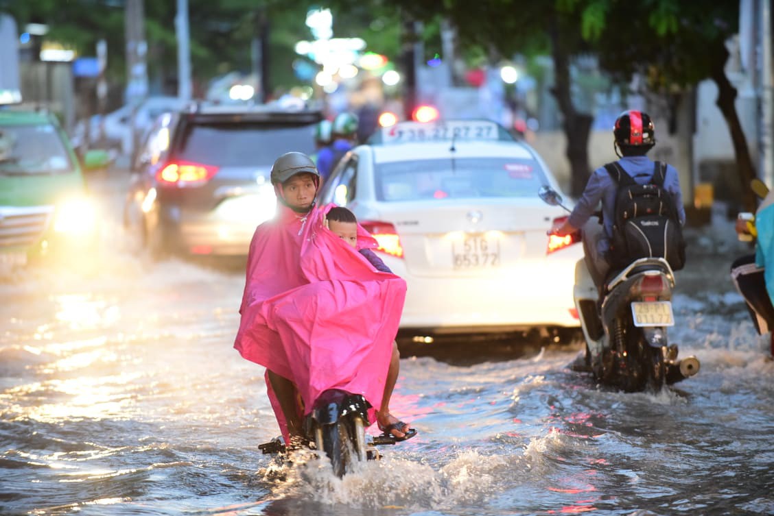 Sài Gòn mưa lớn ngày cuối tuần, đường thành sông, người dân chật vật lội nước về nhà - Ảnh 7.
