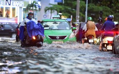 Sài Gòn mưa lớn ngày cuối tuần, đường thành sông, người dân chật vật lội nước về nhà