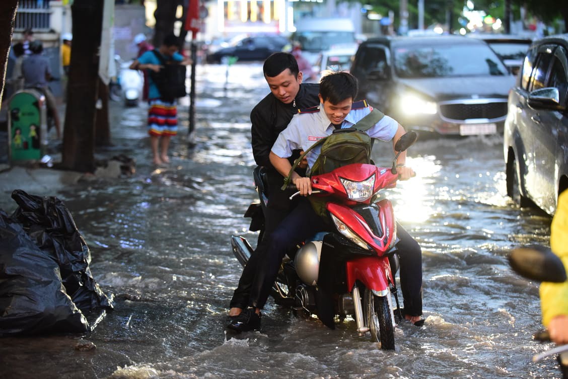 Sài Gòn mưa lớn ngày cuối tuần, đường thành sông, người dân chật vật lội nước về nhà - Ảnh 8.