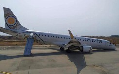 Càng hạ cánh trục trặc, máy bay cà mũi xuống đường băng