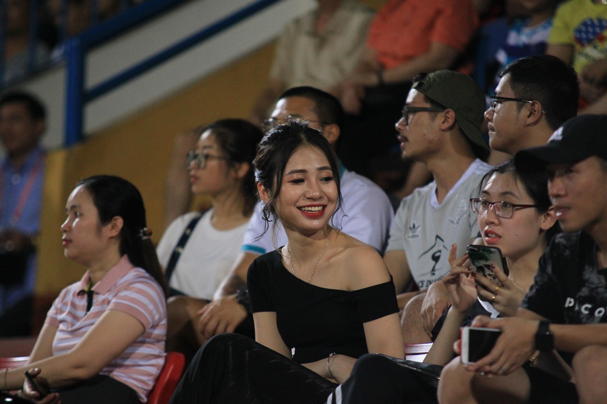 Dàn CĐV nữ xinh đẹp toả sáng trên khán đài sân Hàng Đẫy tiếp lửa Văn Toàn, Tuấn Anh - Ảnh 1. Dàn CĐV nữ xinh đẹp toả sáng trên khán đài sân Hàng Đẫy tiếp lửa Văn Toàn, Tuấn Anh - Ảnh 1.