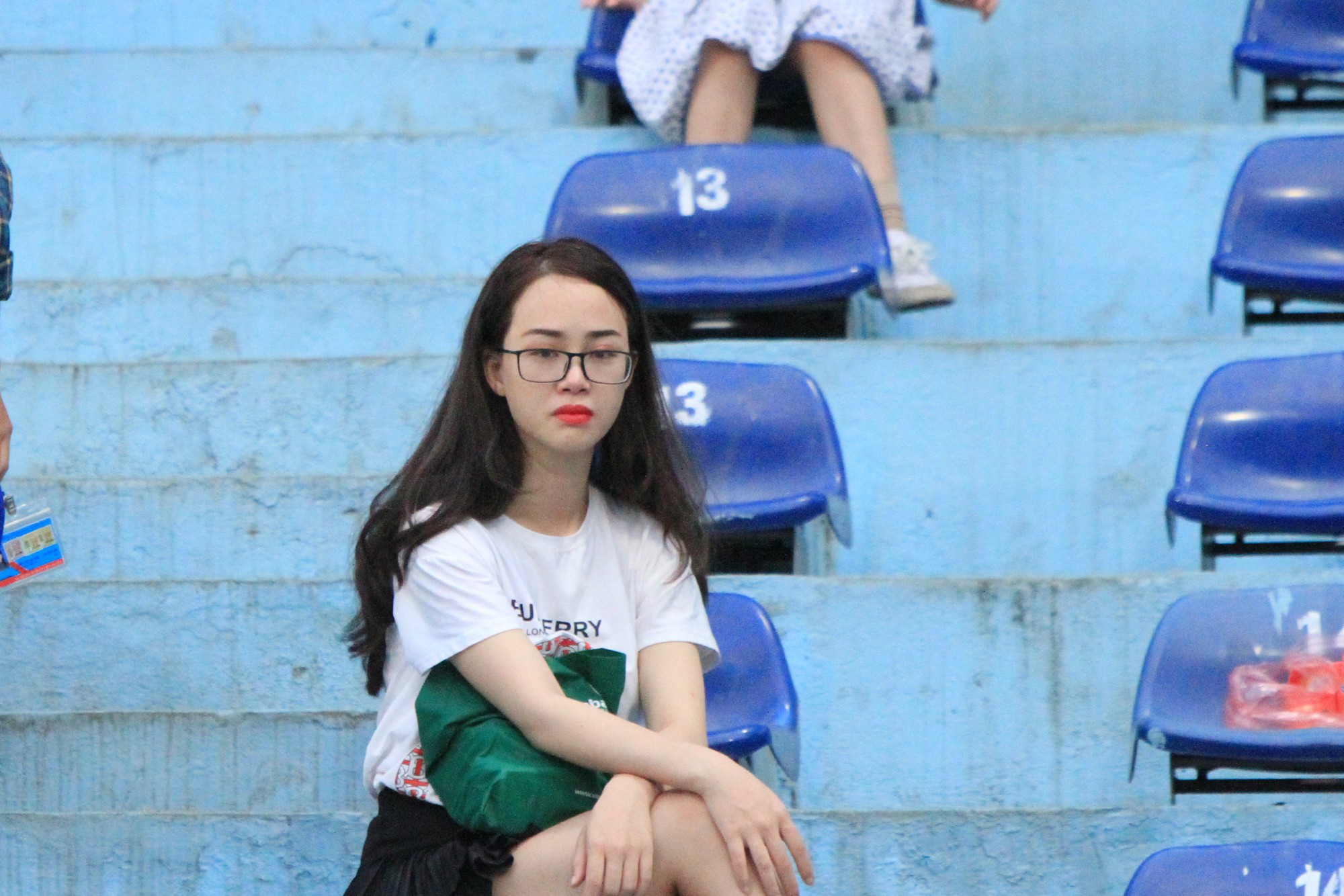 Dàn CĐV nữ xinh đẹp toả sáng trên khán đài sân Hàng Đẫy tiếp lửa Văn Toàn, Tuấn Anh - Ảnh 2. Dàn CĐV nữ xinh đẹp toả sáng trên khán đài sân Hàng Đẫy tiếp lửa Văn Toàn, Tuấn Anh - Ảnh 2.