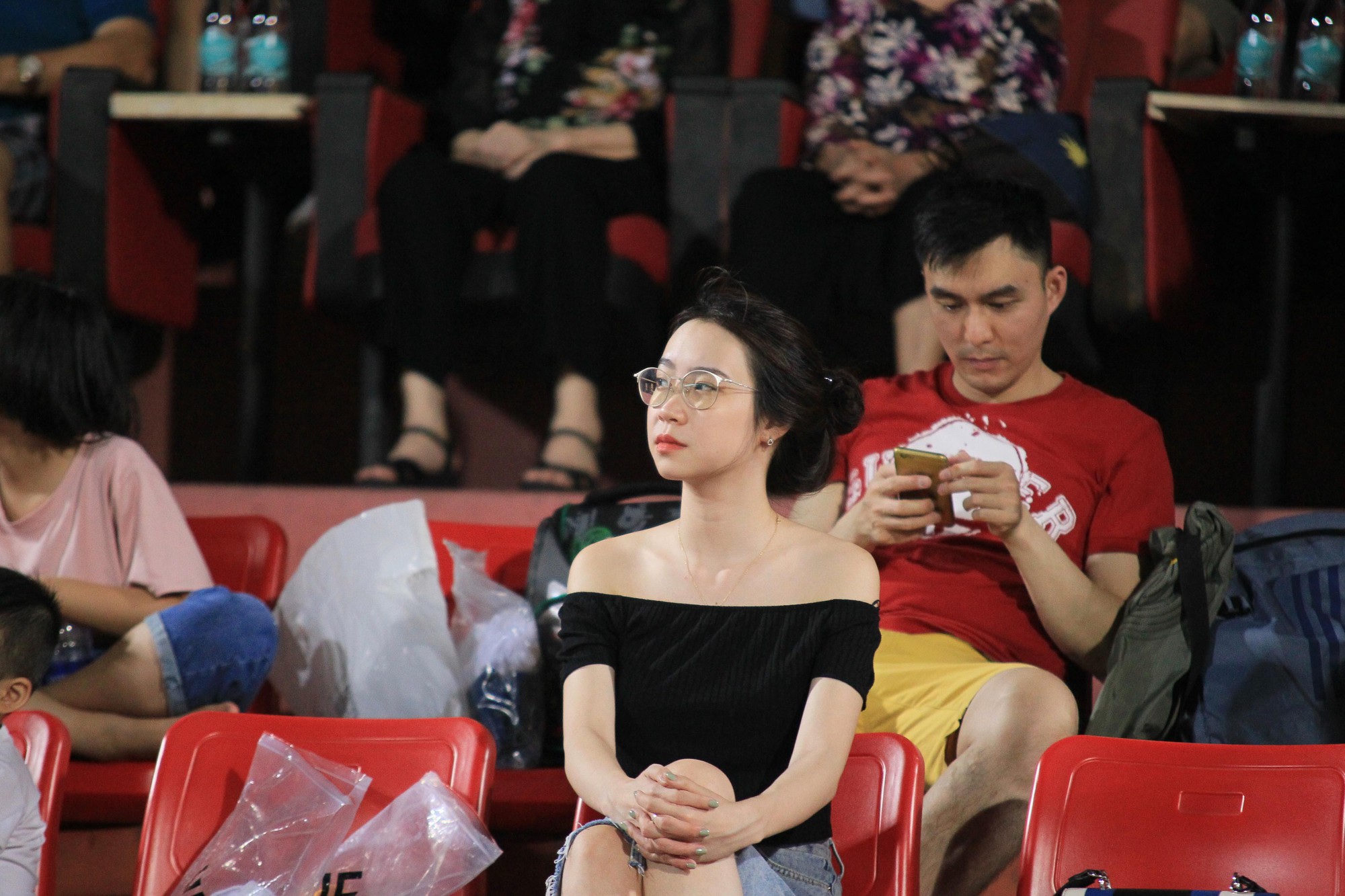 Dàn CĐV nữ xinh đẹp toả sáng trên khán đài sân Hàng Đẫy tiếp lửa Văn Toàn, Tuấn Anh - Ảnh 3. Dàn CĐV nữ xinh đẹp toả sáng trên khán đài sân Hàng Đẫy tiếp lửa Văn Toàn, Tuấn Anh - Ảnh 3.