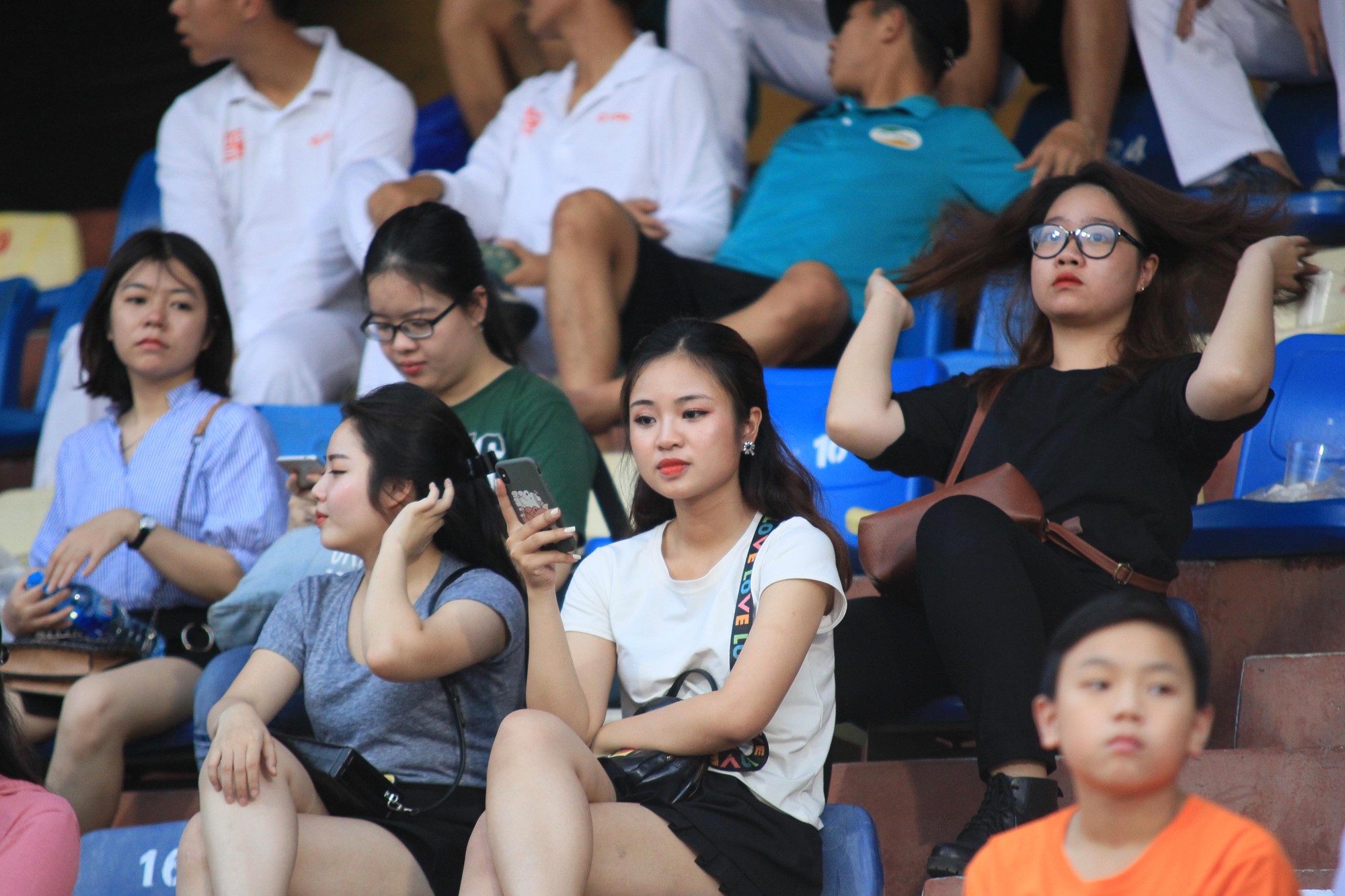 Dàn CĐV nữ xinh đẹp toả sáng trên khán đài sân Hàng Đẫy tiếp lửa Văn Toàn, Tuấn Anh - Ảnh 4. Dàn CĐV nữ xinh đẹp toả sáng trên khán đài sân Hàng Đẫy tiếp lửa Văn Toàn, Tuấn Anh - Ảnh 4.