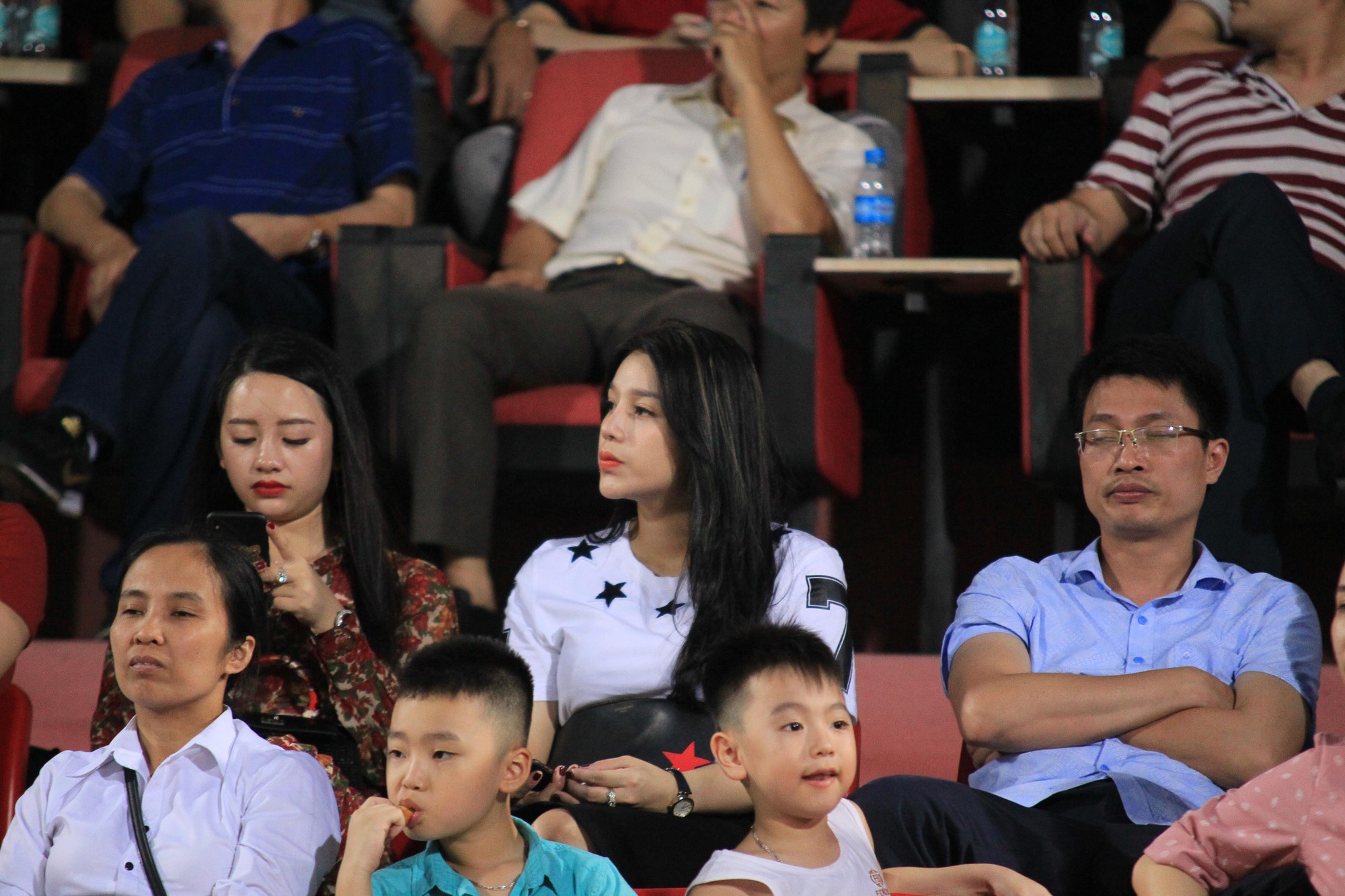 Dàn CĐV nữ xinh đẹp toả sáng trên khán đài sân Hàng Đẫy tiếp lửa Văn Toàn, Tuấn Anh - Ảnh 5. Dàn CĐV nữ xinh đẹp toả sáng trên khán đài sân Hàng Đẫy tiếp lửa Văn Toàn, Tuấn Anh - Ảnh 5.