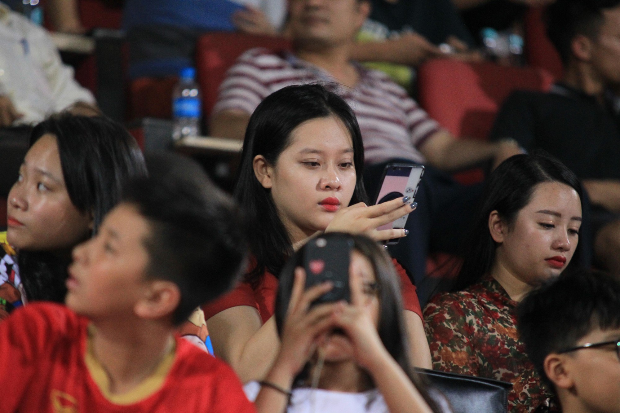 Dàn CĐV nữ xinh đẹp toả sáng trên khán đài sân Hàng Đẫy tiếp lửa Văn Toàn, Tuấn Anh - Ảnh 7. Dàn CĐV nữ xinh đẹp toả sáng trên khán đài sân Hàng Đẫy tiếp lửa Văn Toàn, Tuấn Anh - Ảnh 7.