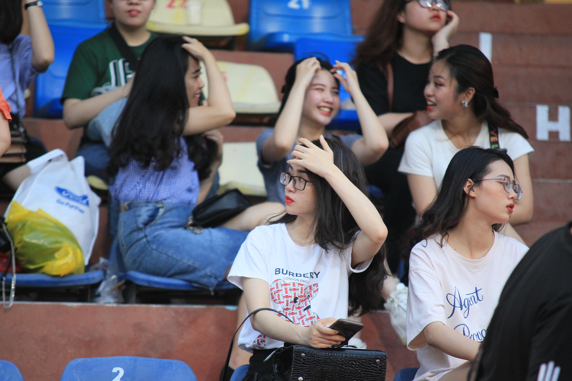 Dàn CĐV nữ xinh đẹp toả sáng trên khán đài sân Hàng Đẫy tiếp lửa Văn Toàn, Tuấn Anh - Ảnh 8. Dàn CĐV nữ xinh đẹp toả sáng trên khán đài sân Hàng Đẫy tiếp lửa Văn Toàn, Tuấn Anh - Ảnh 8.