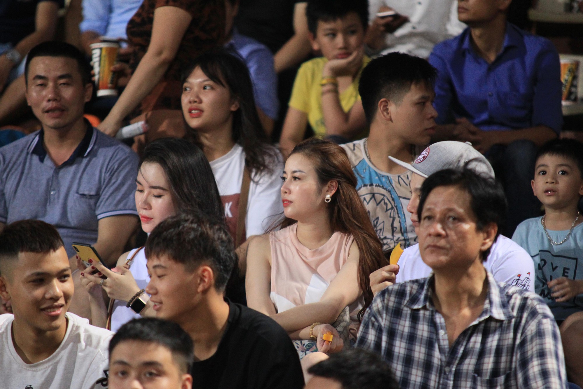 Dàn CĐV nữ xinh đẹp toả sáng trên khán đài sân Hàng Đẫy tiếp lửa Văn Toàn, Tuấn Anh - Ảnh 9. Dàn CĐV nữ xinh đẹp toả sáng trên khán đài sân Hàng Đẫy tiếp lửa Văn Toàn, Tuấn Anh - Ảnh 9.