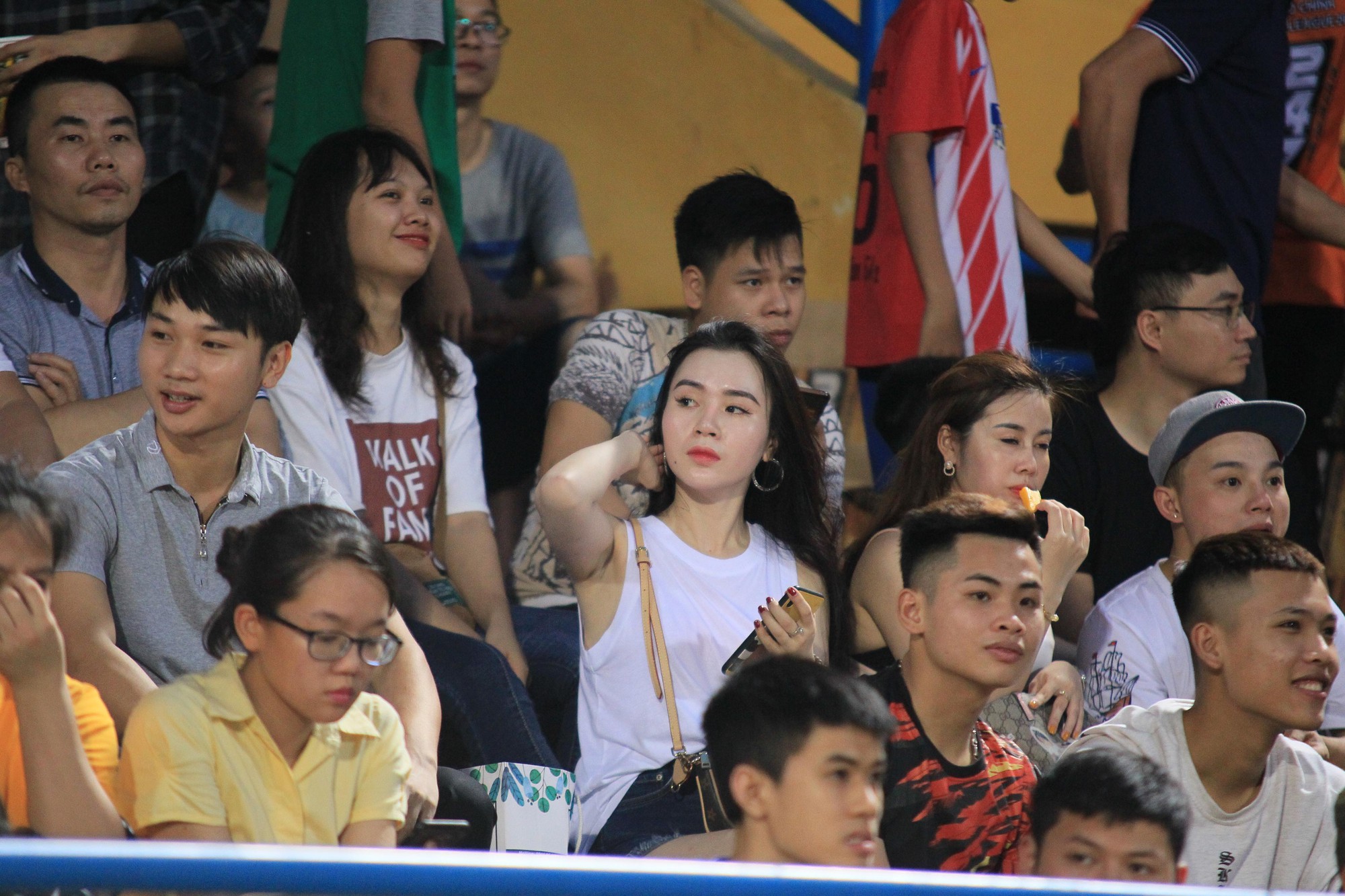 Dàn CĐV nữ xinh đẹp toả sáng trên khán đài sân Hàng Đẫy tiếp lửa Văn Toàn, Tuấn Anh - Ảnh 10. Dàn CĐV nữ xinh đẹp toả sáng trên khán đài sân Hàng Đẫy tiếp lửa Văn Toàn, Tuấn Anh - Ảnh 10.