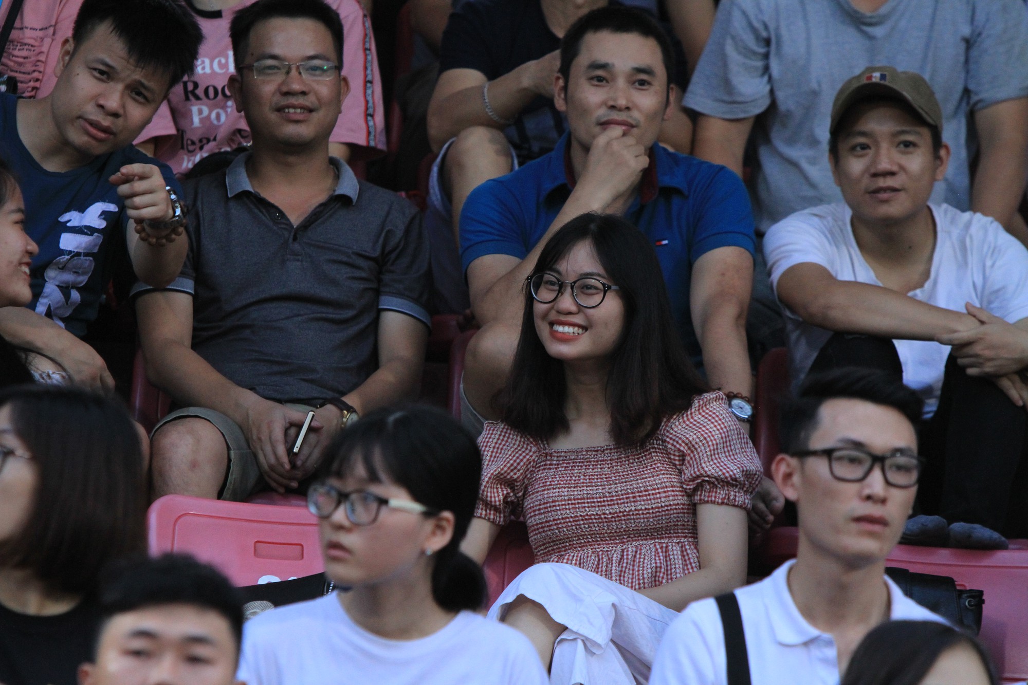 Dàn CĐV nữ xinh đẹp toả sáng trên khán đài sân Hàng Đẫy tiếp lửa Văn Toàn, Tuấn Anh - Ảnh 13. Dàn CĐV nữ xinh đẹp toả sáng trên khán đài sân Hàng Đẫy tiếp lửa Văn Toàn, Tuấn Anh - Ảnh 13.