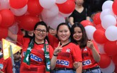 Dàn CĐV nữ xinh đẹp 'toả sáng' trên khán đài sân Hàng Đẫy tiếp lửa Văn Toàn, Tuấn Anh