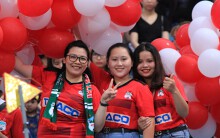 Dàn CĐV nữ xinh đẹp 'toả sáng' trên khán đài sân Hàng Đẫy tiếp lửa Văn Toàn, Tuấn Anh