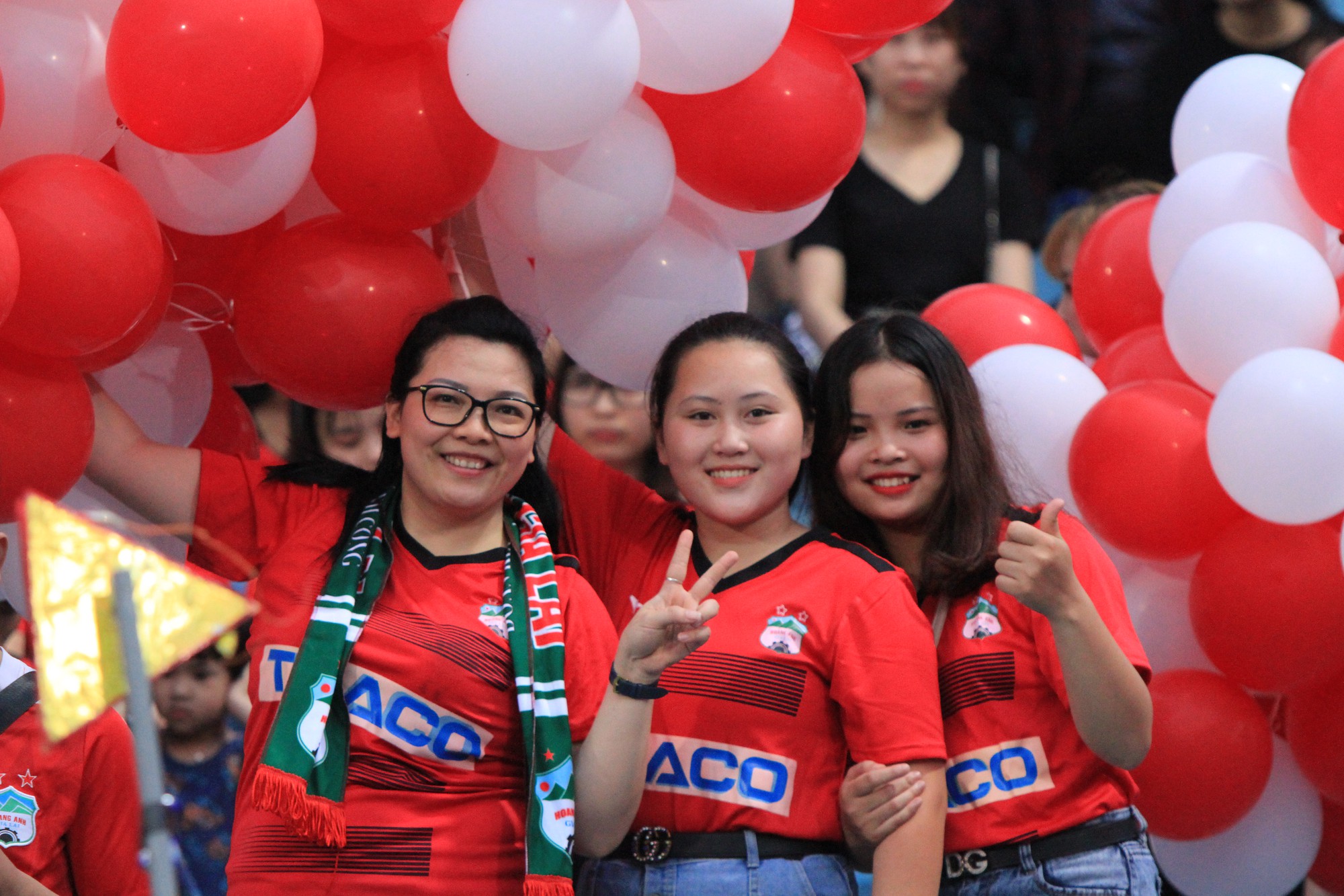 Dàn CĐV nữ xinh đẹp toả sáng trên khán đài sân Hàng Đẫy tiếp lửa Văn Toàn, Tuấn Anh - Ảnh 17. Dàn CĐV nữ xinh đẹp toả sáng trên khán đài sân Hàng Đẫy tiếp lửa Văn Toàn, Tuấn Anh - Ảnh 17.
