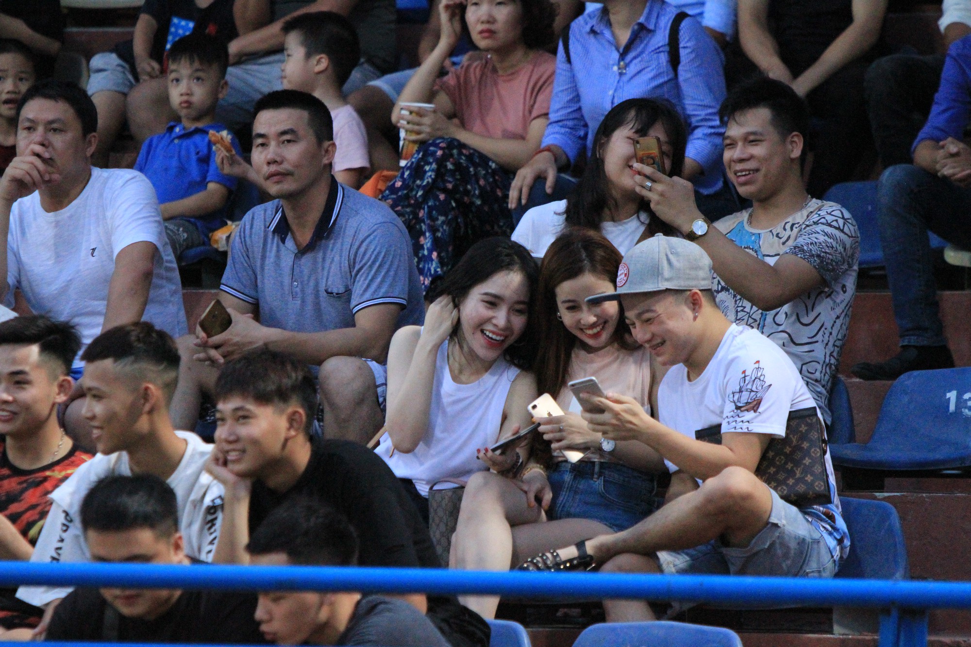 Dàn CĐV nữ xinh đẹp toả sáng trên khán đài sân Hàng Đẫy tiếp lửa Văn Toàn, Tuấn Anh - Ảnh 18. Dàn CĐV nữ xinh đẹp toả sáng trên khán đài sân Hàng Đẫy tiếp lửa Văn Toàn, Tuấn Anh - Ảnh 18.